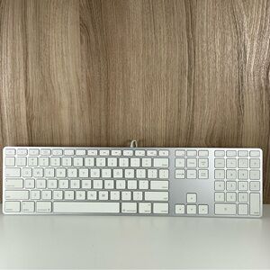 Apple Wired Mac Standard USB Keyboard with Numeric Keypad A1243 Tested and Works